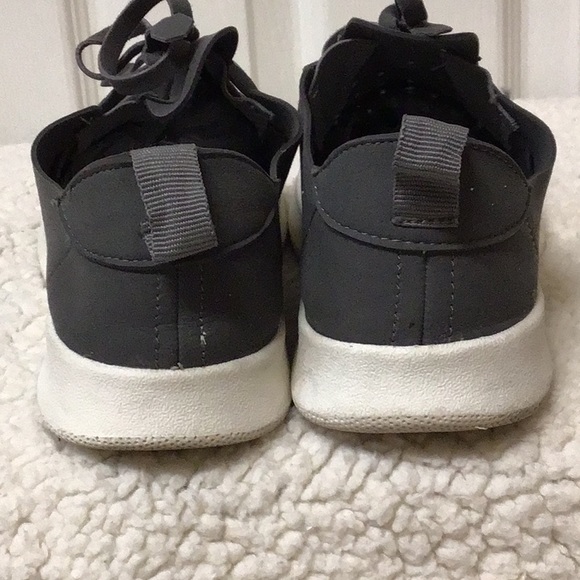 CUTE/COMFY GRAY PERFORATED TENNIES 8 - Picture 4 of 7